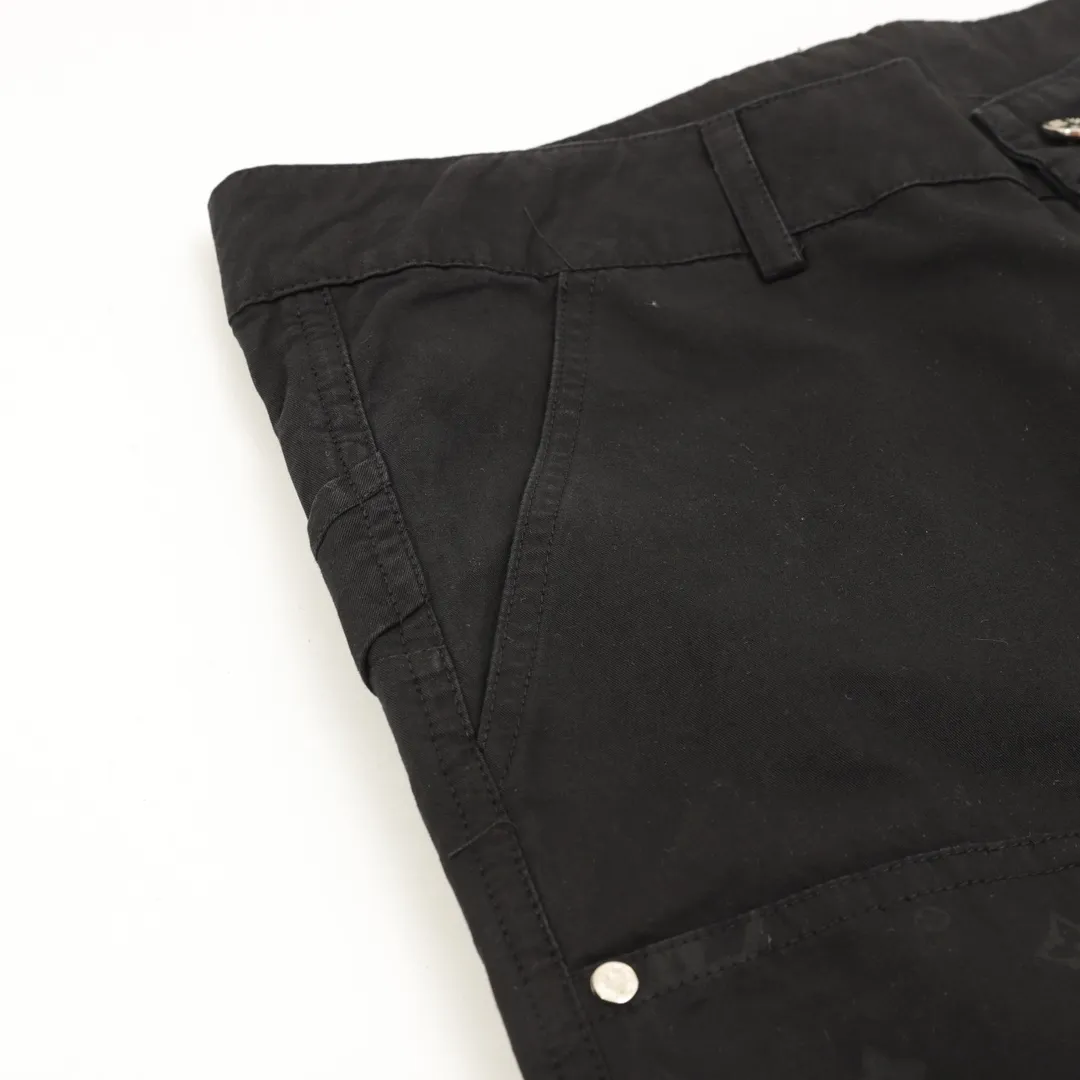 🅿️390 Louis Vuitton/Louis Vuitton workwear presbyopic letter trousers The fabric is made of custom-made canvas fabric, which is silky and super soft compared to the original. The texture and strands of the fabric are clear and obvious, and the drape is first-class. The workmanship is exquisite and meets the foreign trade export standards. There are 4.5 stitches per centimeter. Every seam is pressed with open thread, and the wiring is as neat as a ruler. , Made of woven floral cotton ribbon, the weaving is tight and soft to the touch. The embroidery process uses Behringer embroidery machine, which makes the embroidery color more full and the embroidery more three-dimensional. The pattern has good upper body effect. It is the same style for men and women. It is simple and versatile. When purchasing important items, feel free to compare the quality of any on the market! Size：XS-L